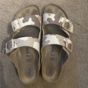 Birkenstock Arizona Size 41 cream camo. EUC